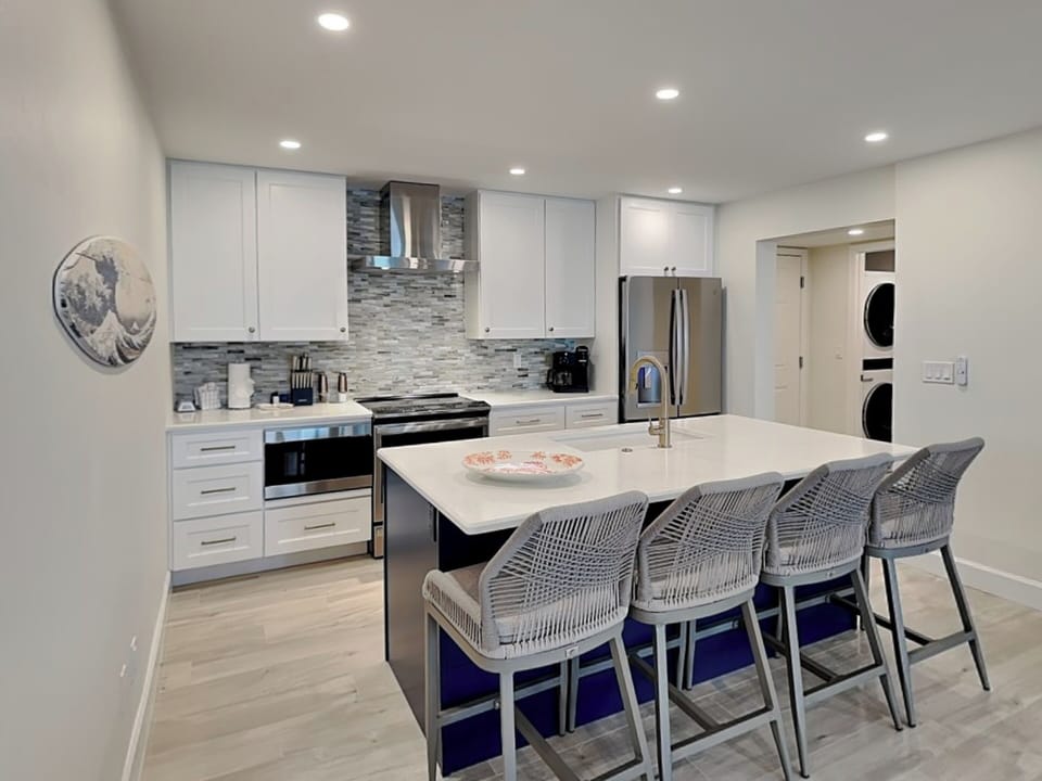 Fully Equipped Kitchen - Breakfast Bar Seating for 4
