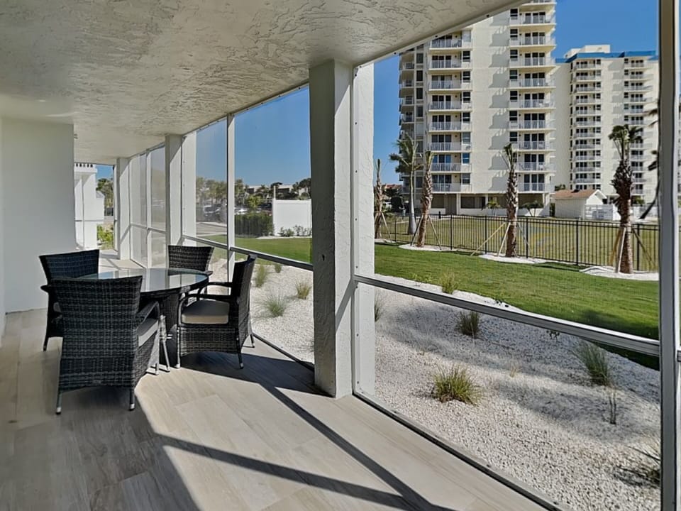 Screened-In Lanai - Dining Table + Views