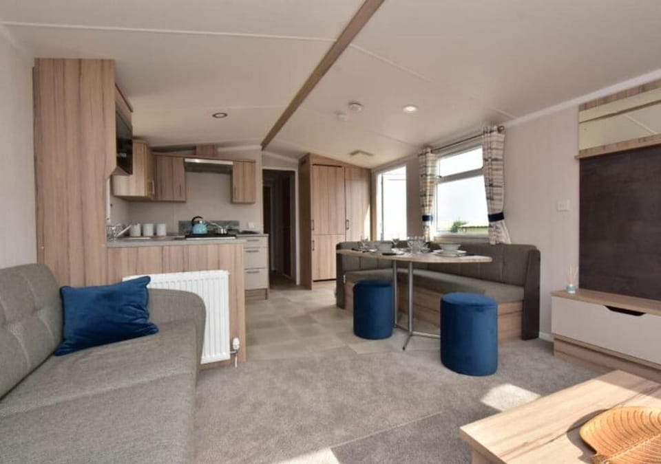 Chalet, 2 Bedrooms | Living area