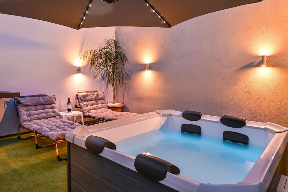 Indoor spa tub
