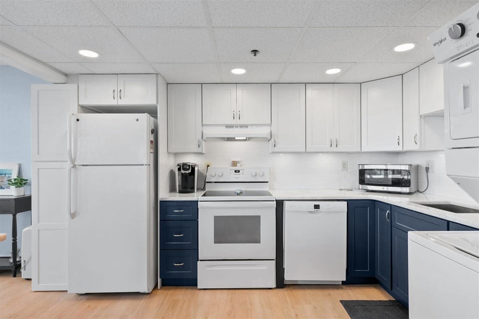 Enjoy cooking in this spacious kitchen!