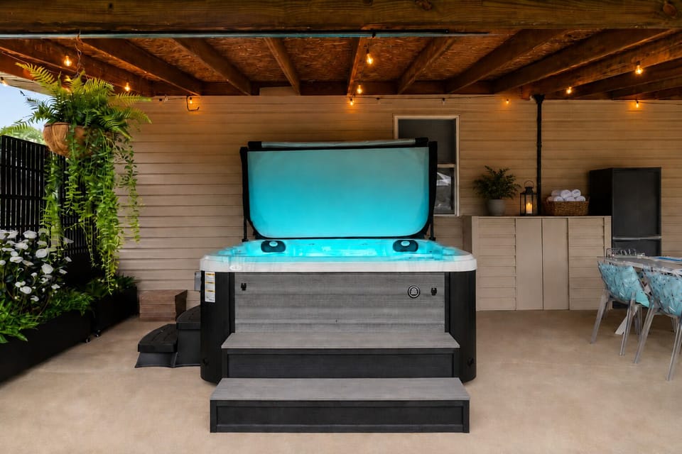 Indoor spa tub