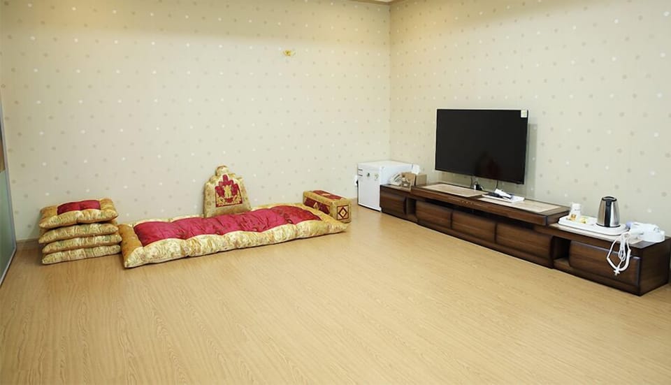 Soundproofing, free WiFi, bed sheets