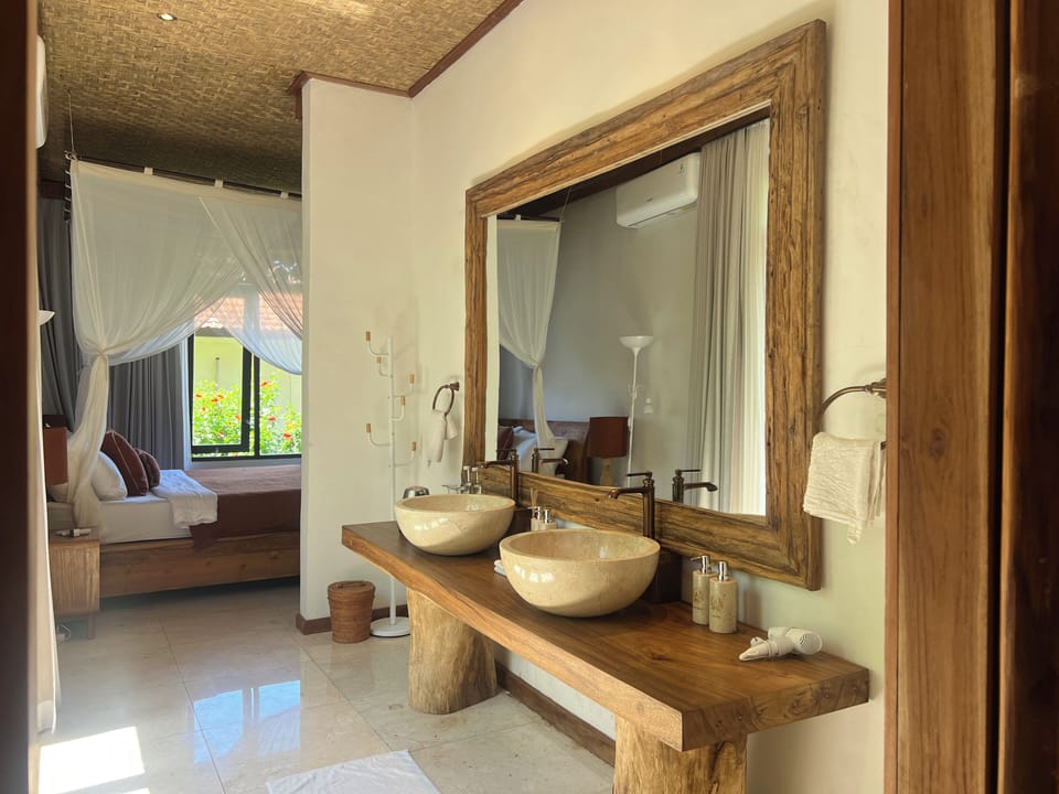 Double Room, 1 Queen Bed, Annex Building | Minibar, individually decorated, desk, blackout drapes