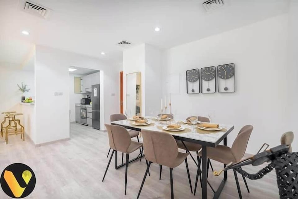 Luxury Apartment, Balcony, City View | In-room dining