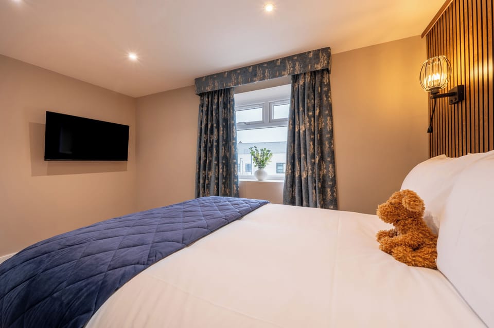 Deluxe Apartment | In-room safe, desk, laptop workspace, blackout drapes