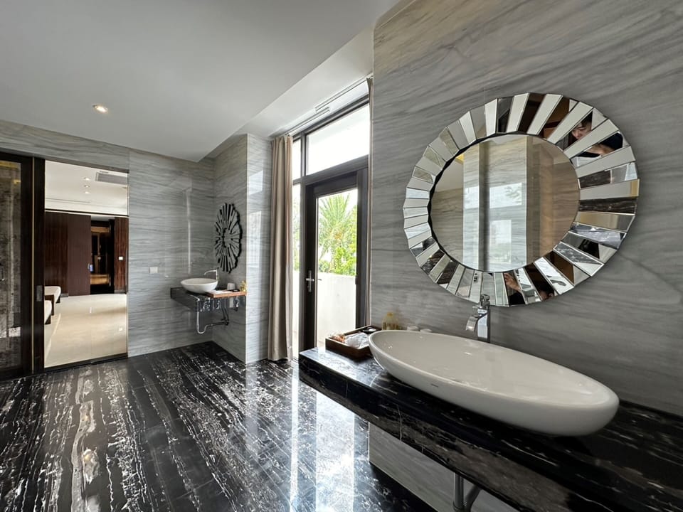 Room for Six | Bathroom | Separate tub and shower, jetted tub, rainfall showerhead