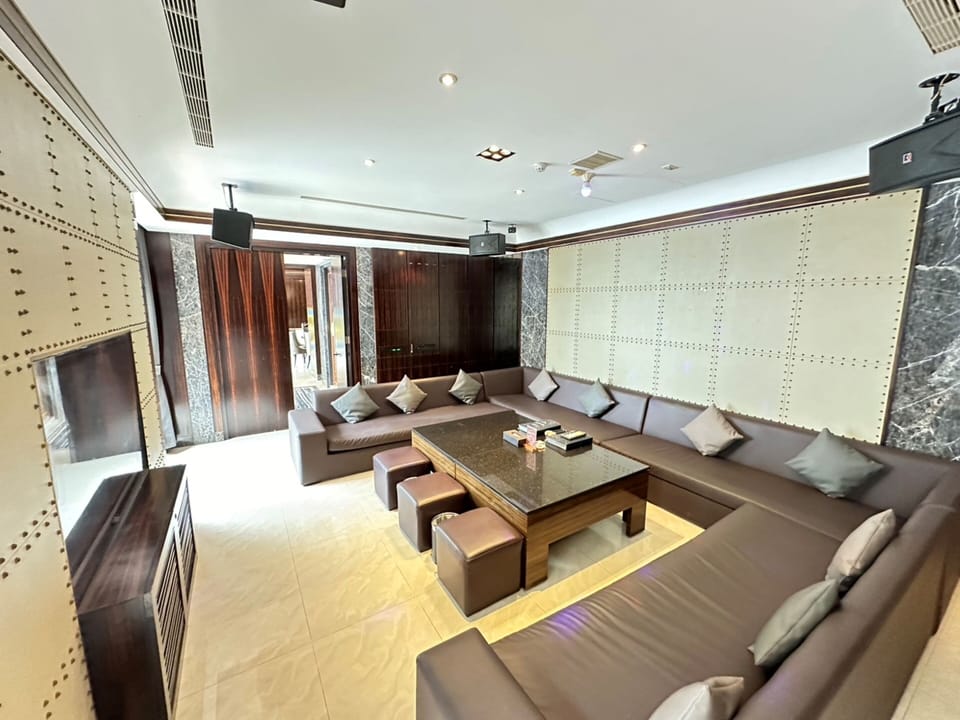 Room for Six | Living area | LCD TV