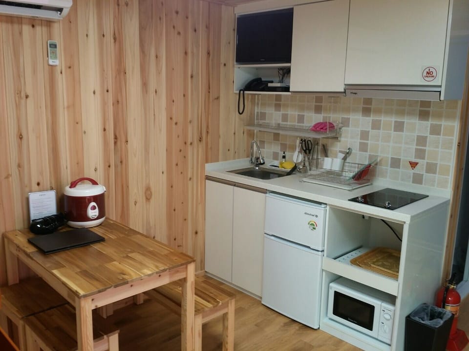 Animal Caravan | Private kitchenette | Fridge, coffee/tea maker