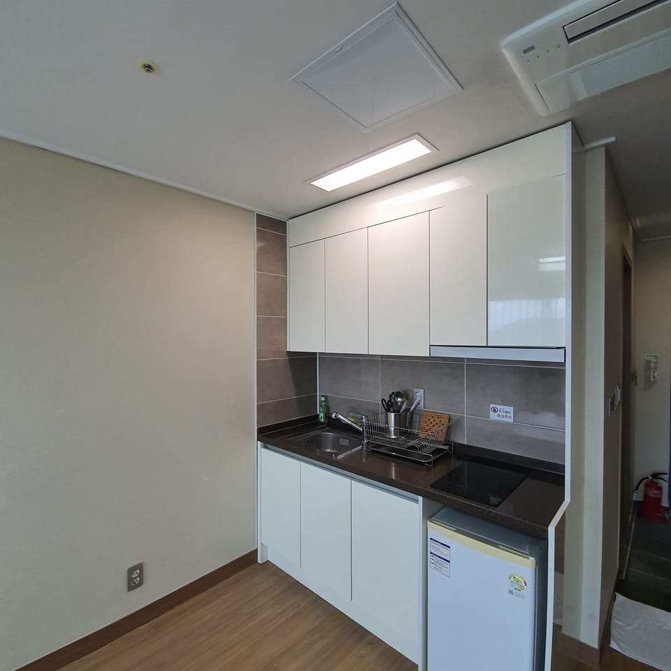 Fridge, coffee/tea maker