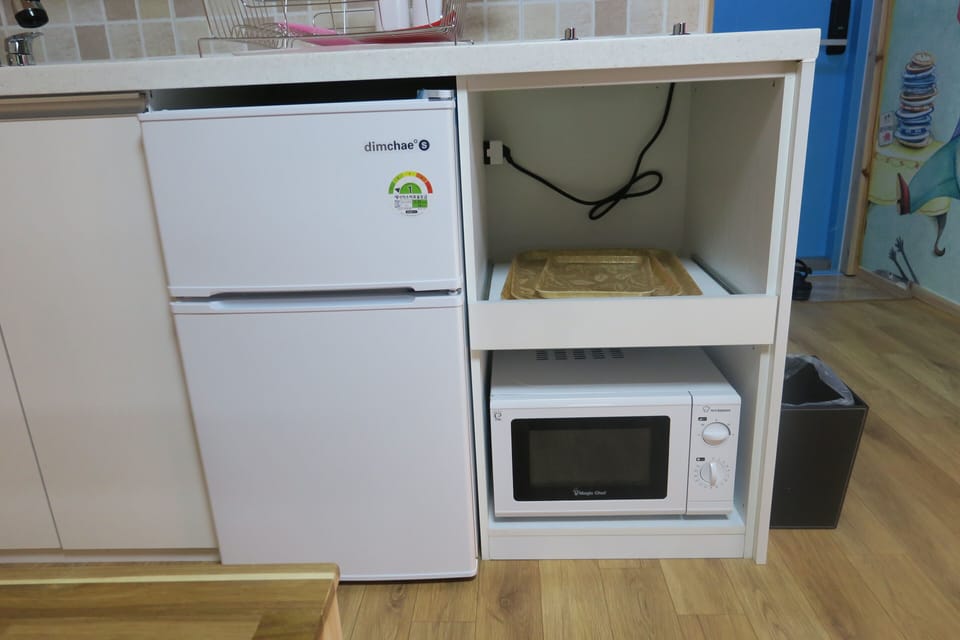 Animal Caravan | Private kitchenette | Fridge, coffee/tea maker