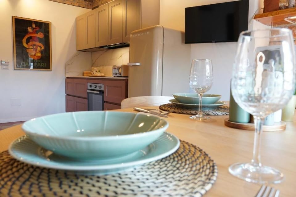 Deluxe Apartment, 4 Bedrooms, Private Bathroom | Dining