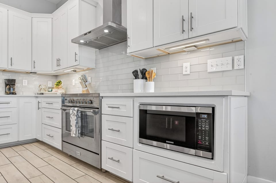 Fully stocked luxury chef's kitchen