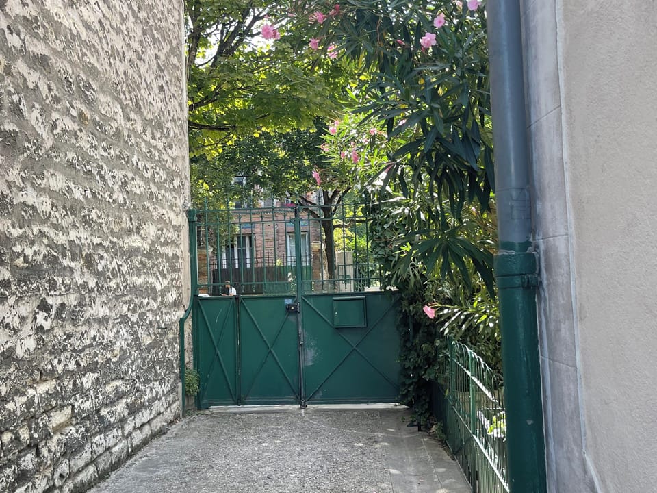 Gate to safe drive way