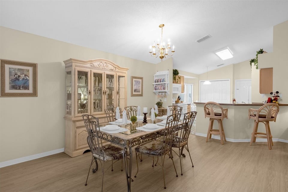 Dining Area With Seating For 6 People & Breakfast Bar For 2 People