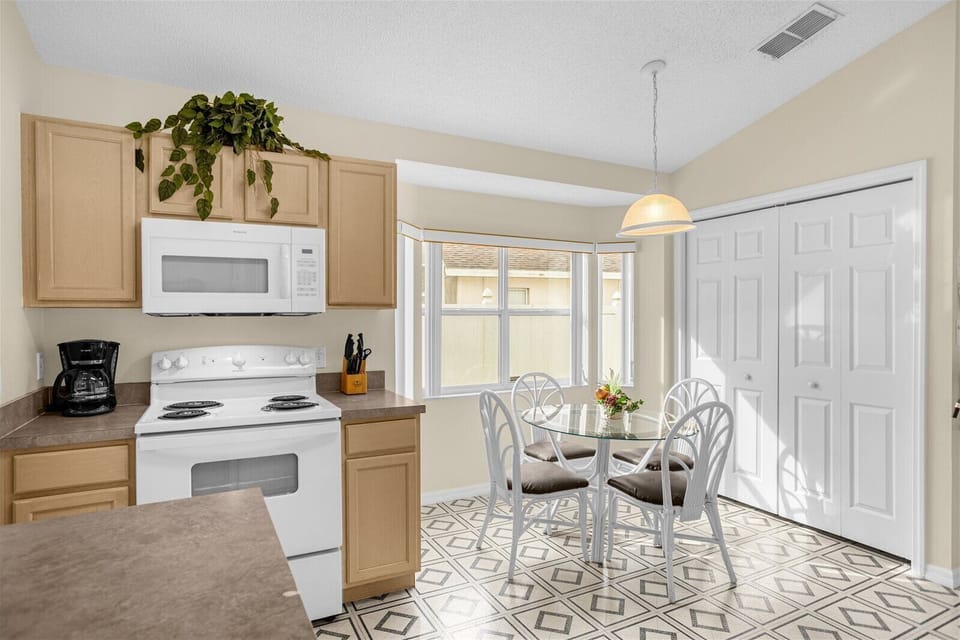 Kitchen Area With Stove, Microwave & Breakfast Sitting Area For 4 People