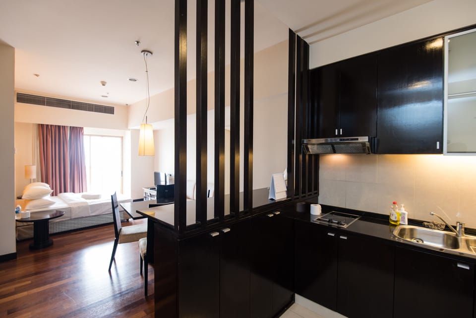 Executive Suite | In-room safe, desk, blackout drapes, iron/ironing board