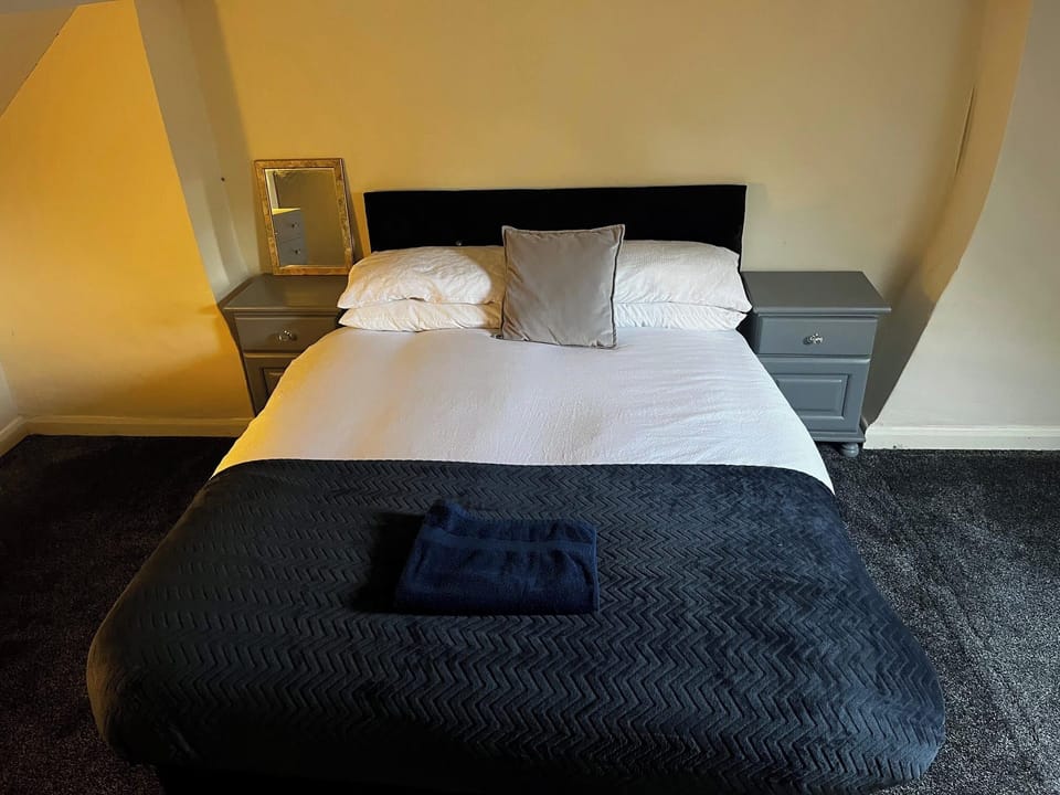 5 bedrooms, iron/ironing board, free WiFi, bed sheets