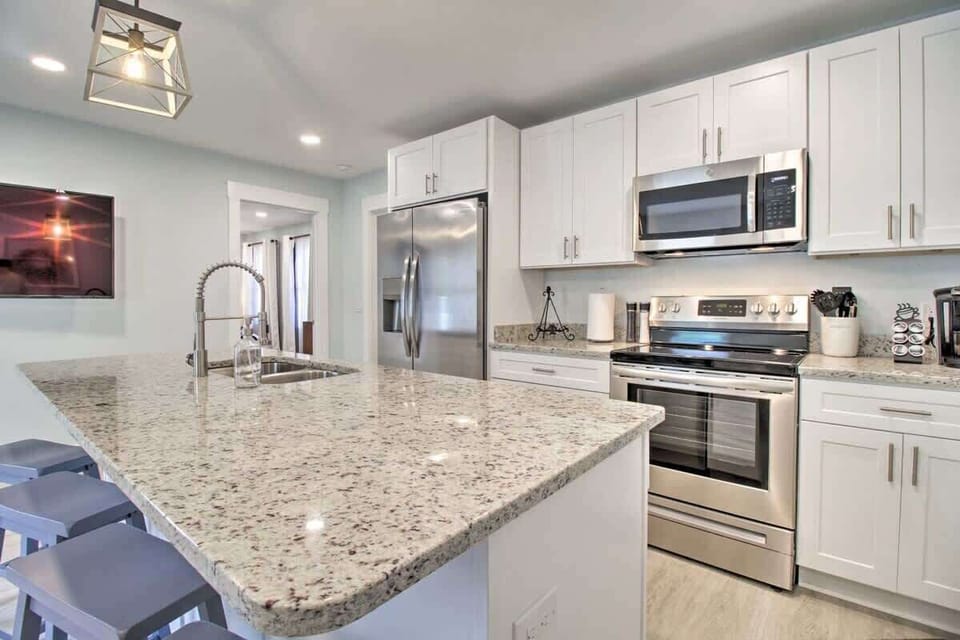 Fully equipped kitchen with kitchen island and seating