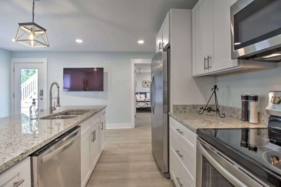Fully equipped kitchen with kitchen island and seating