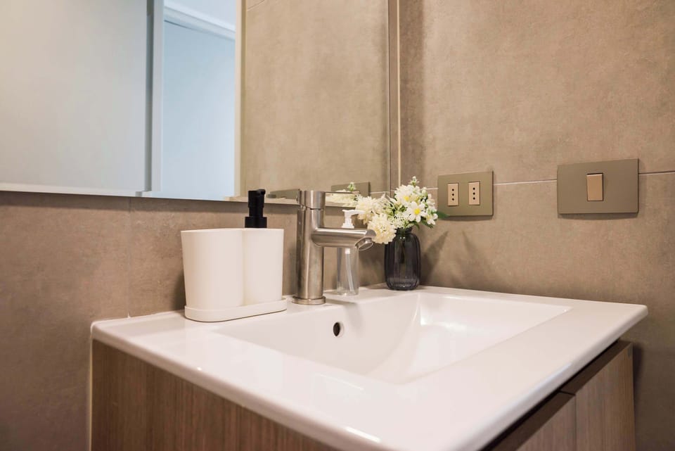 Experience modern elegance in this stylish bathroom, complete with chic decor and contemporary fixtures.