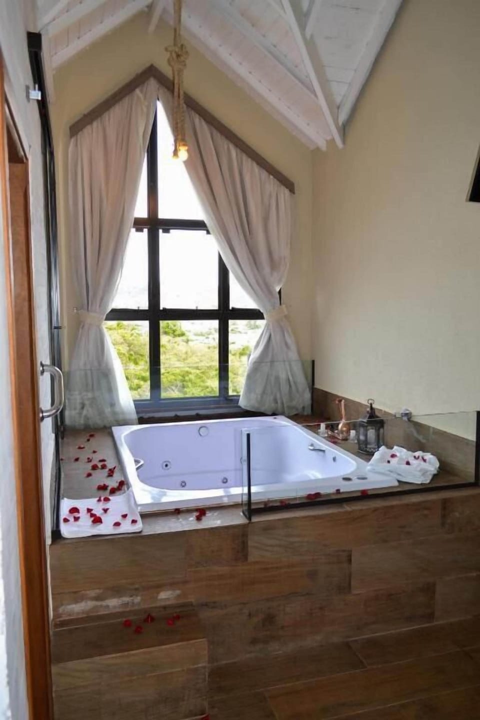 Combined shower/tub, hair dryer, towels