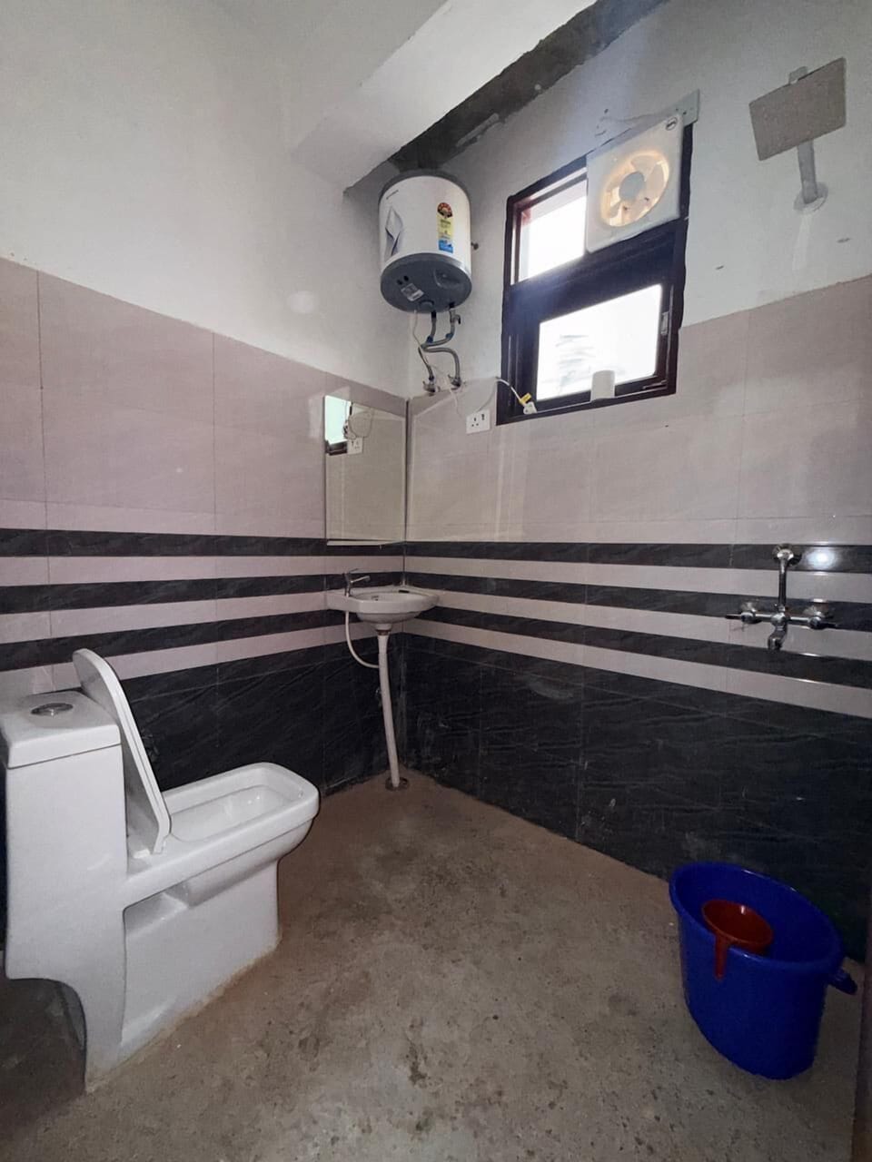 Deluxe Double Room, Balcony, City View | Bathroom | Shower, free toiletries, hair dryer, slippers