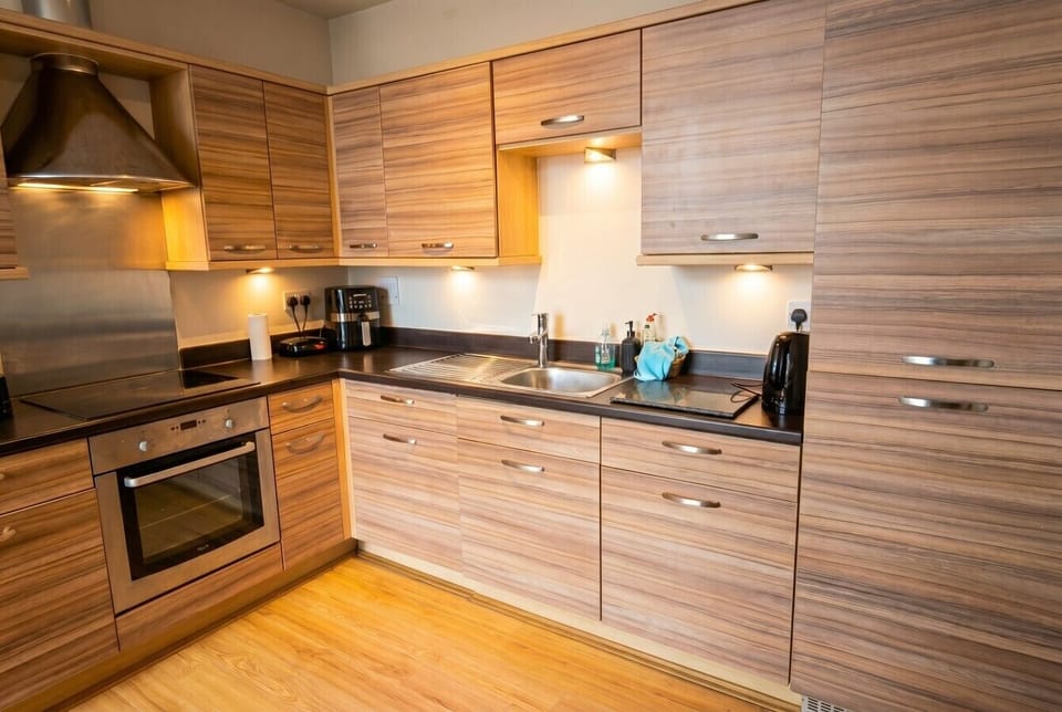 Fully fitted kitchen with oven, hob, extractor and microwave for proper home cooking.