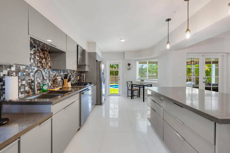 Comfort Room | Private kitchen | Blender, cleaning supplies