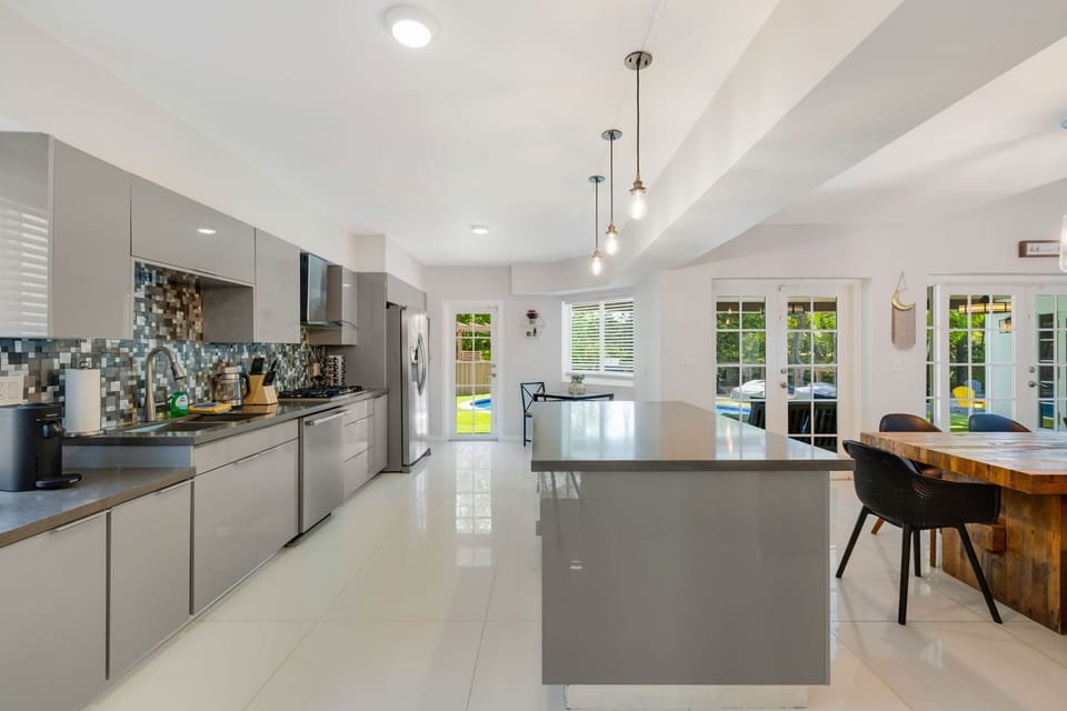 Comfort Room | Private kitchen | Blender, cleaning supplies