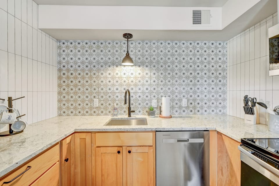 Remodeled Kitchen to include new granite and refrigerator
