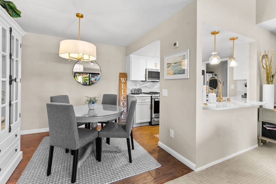 Cozy open-dining space sits 4