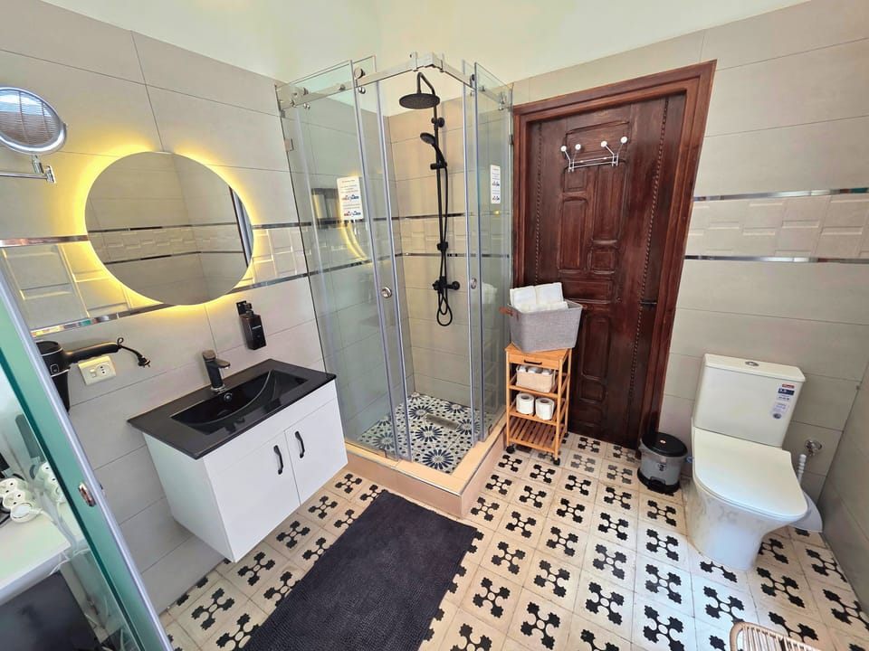 Luxury Double Room | Bathroom | Hair dryer, towels, soap, shampoo
