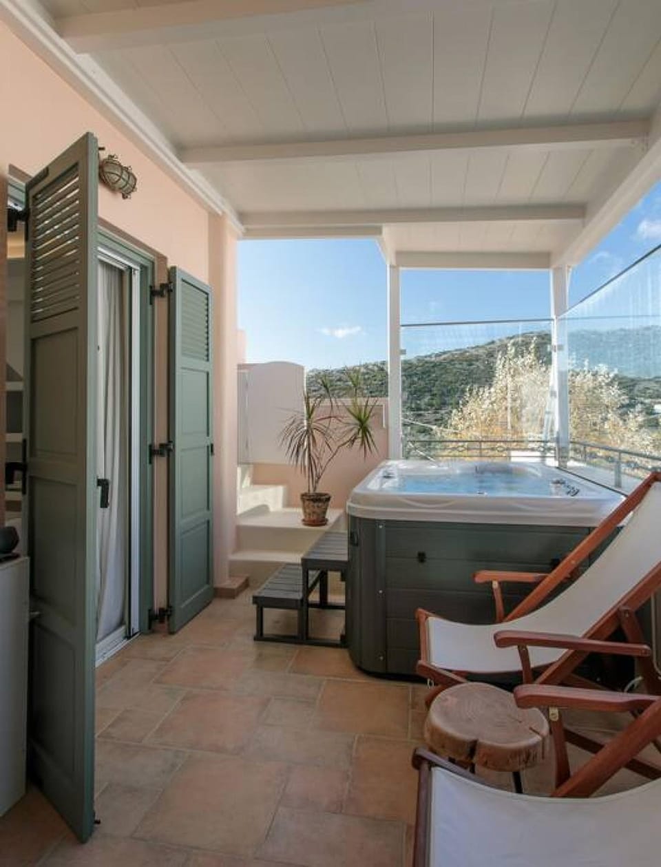 Indoor spa tub