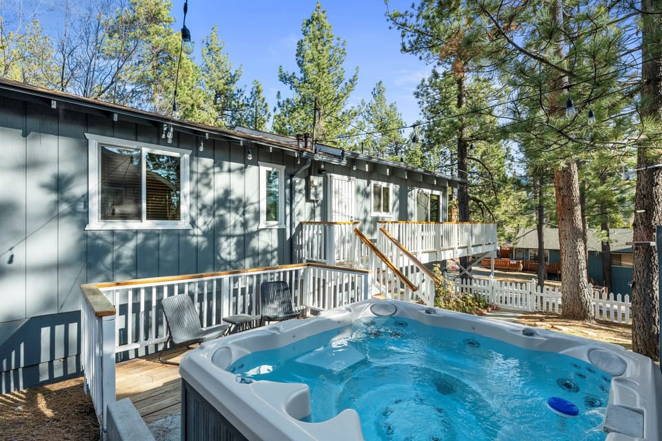 Relax in the spa under the bistro lights. The spa is meticulously sanitized between each guest. Note the spa area is partially visible from the street. The house is located on a quiet road. 