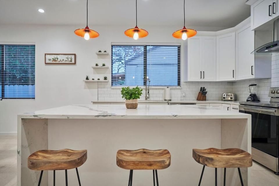 Comfort Room | Private kitchen | Dining table