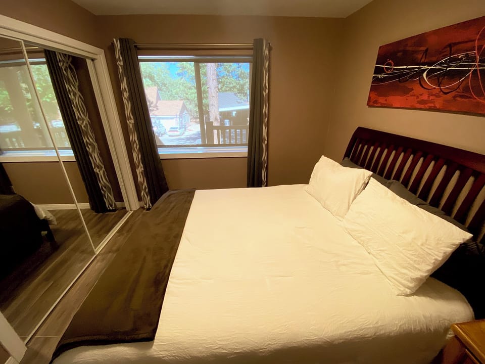 Bedroom 3. Queen Bed.