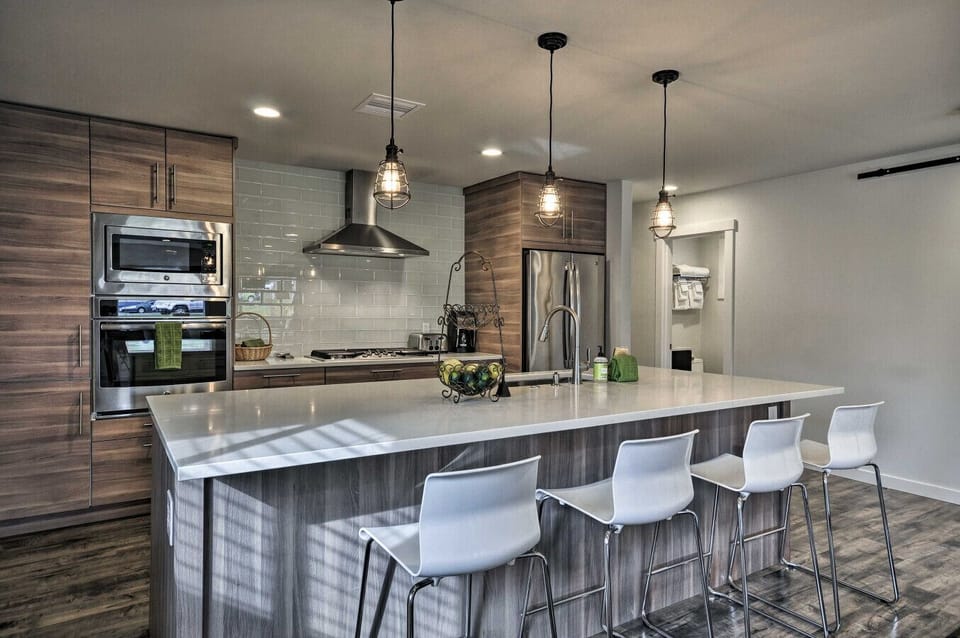 Kitchen | Kitchen Island | Bar Seating & Pendant Lighting