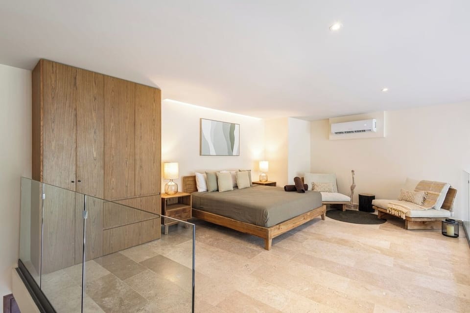 This beautiful bedroom on the second floor features lovely decoration and abundant natural light that invites you to enjoy your stay to the fullest. The blackout curtains create the perfect atmosphere for restful sleep, ensuring optimal relaxation.