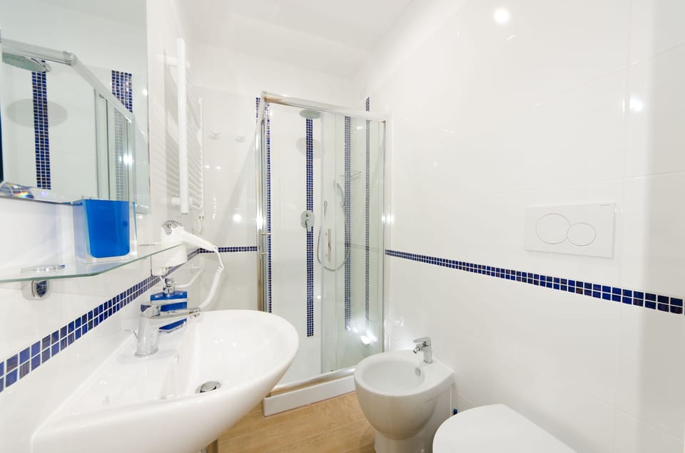 Room | Bathroom | Shower, rainfall showerhead, free toiletries, hair dryer