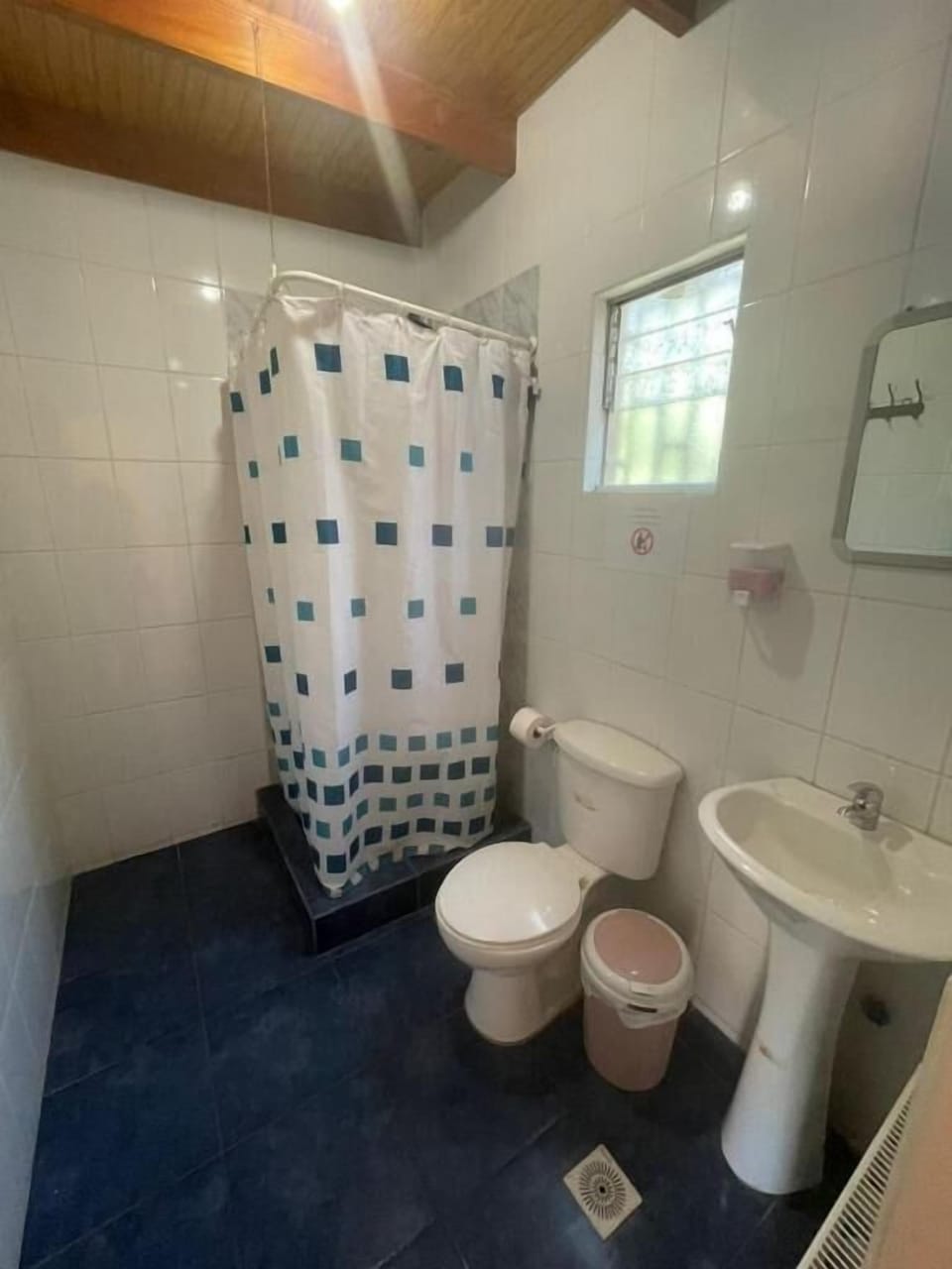 Economy Room, Patio, Courtyard View | Bathroom | Shower, free toiletries, hair dryer, towels