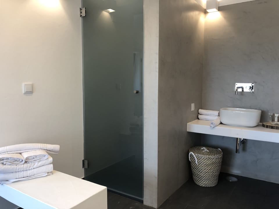 Shower, hydromassage showerhead, free toiletries, hair dryer