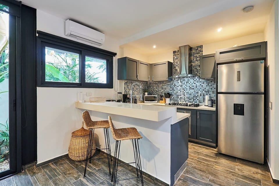 Fully equipped Kitchen & Bar