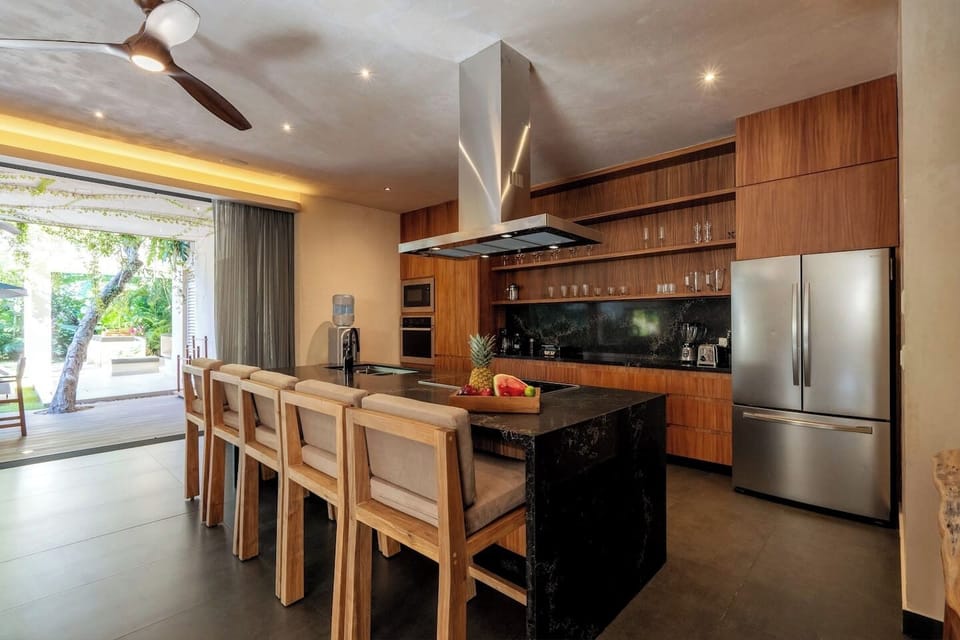 Fully equipped kitchen with drinking water from the tap.