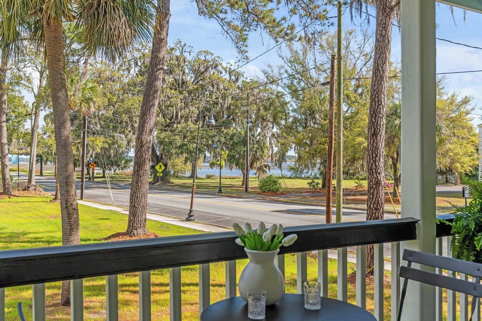 Balcony with seating