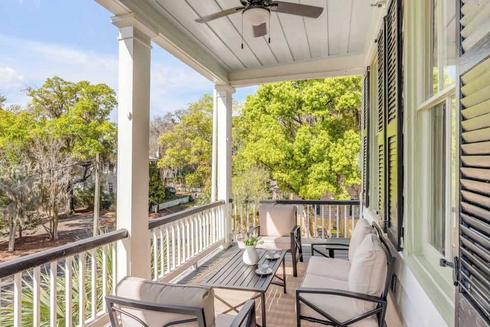 Balcony with seating
