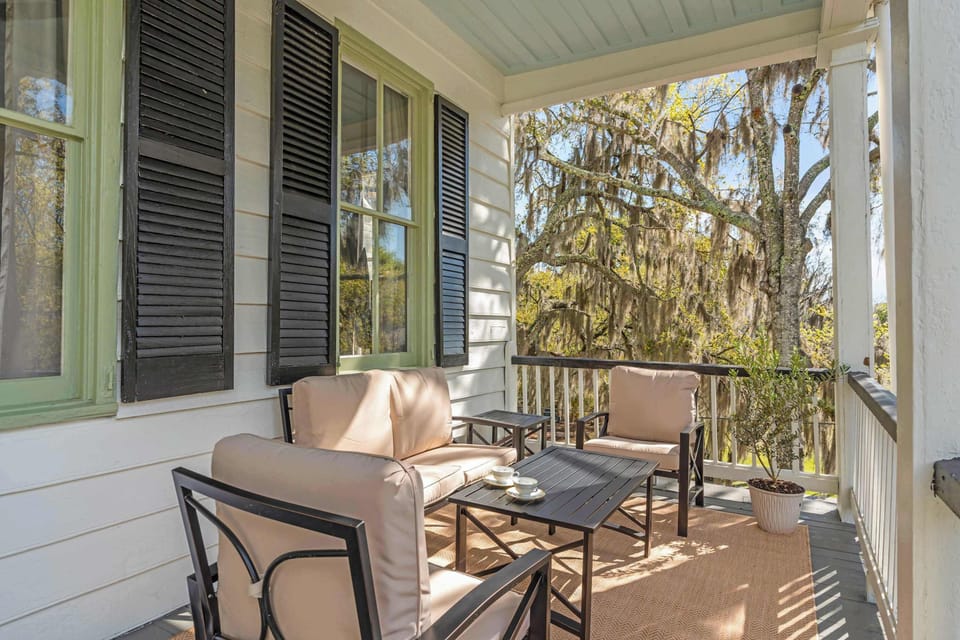 Balcony with seating