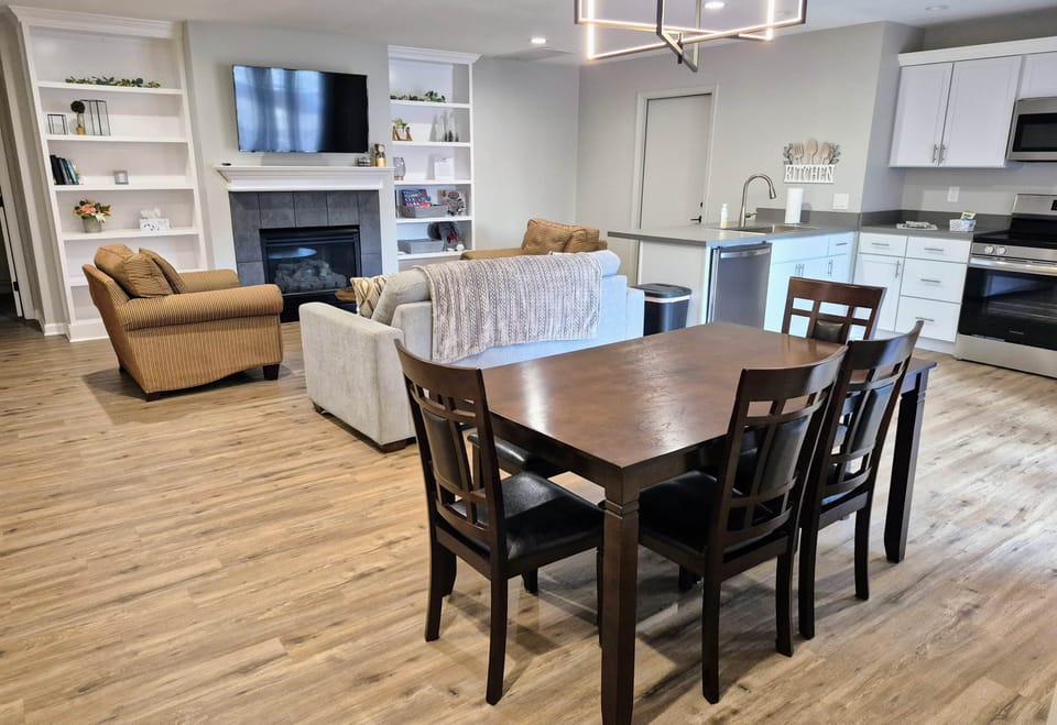 Dining area  seats 6-7