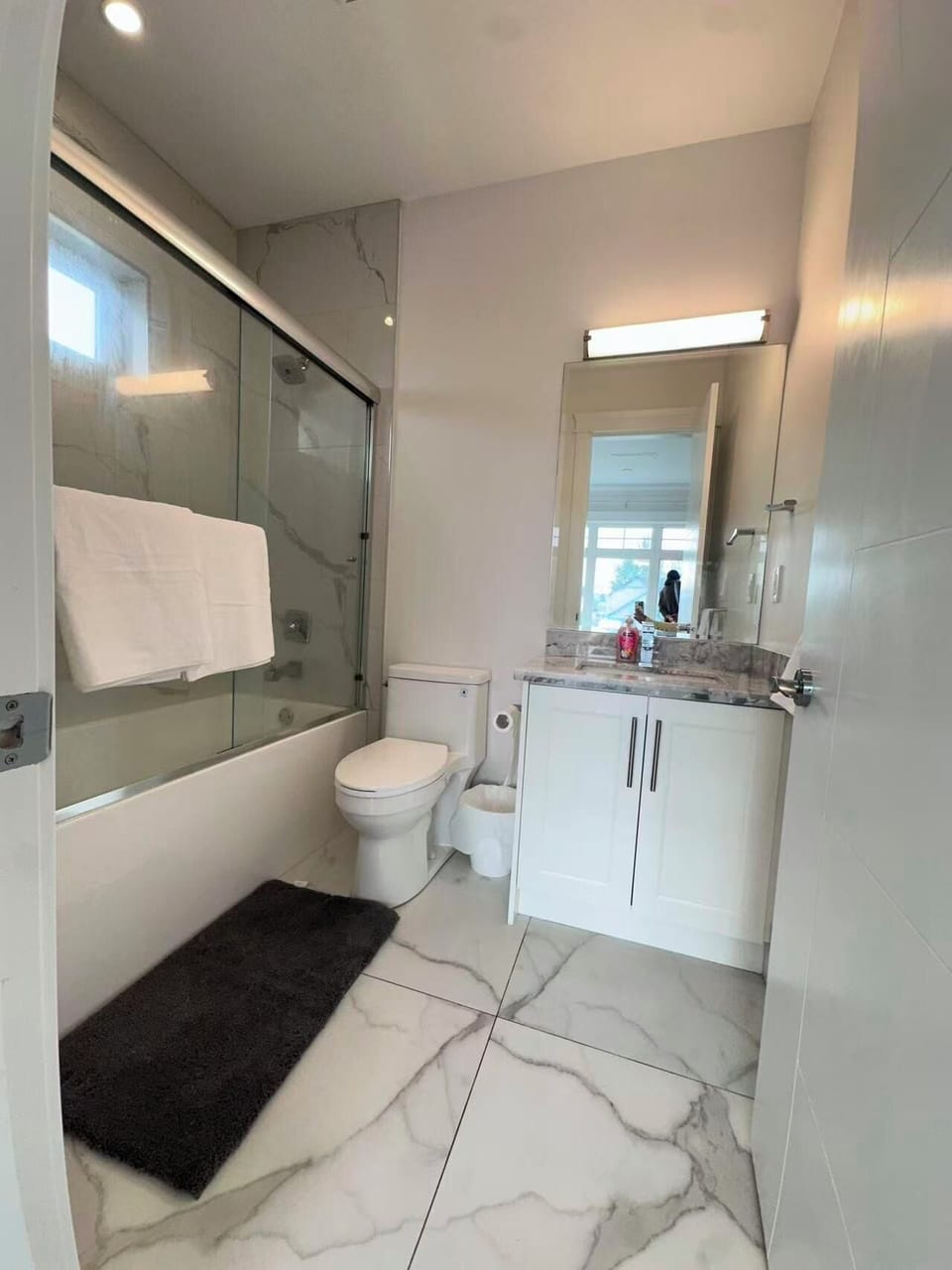 Deluxe Double Room | Bathroom | Shower, hair dryer, towels, soap