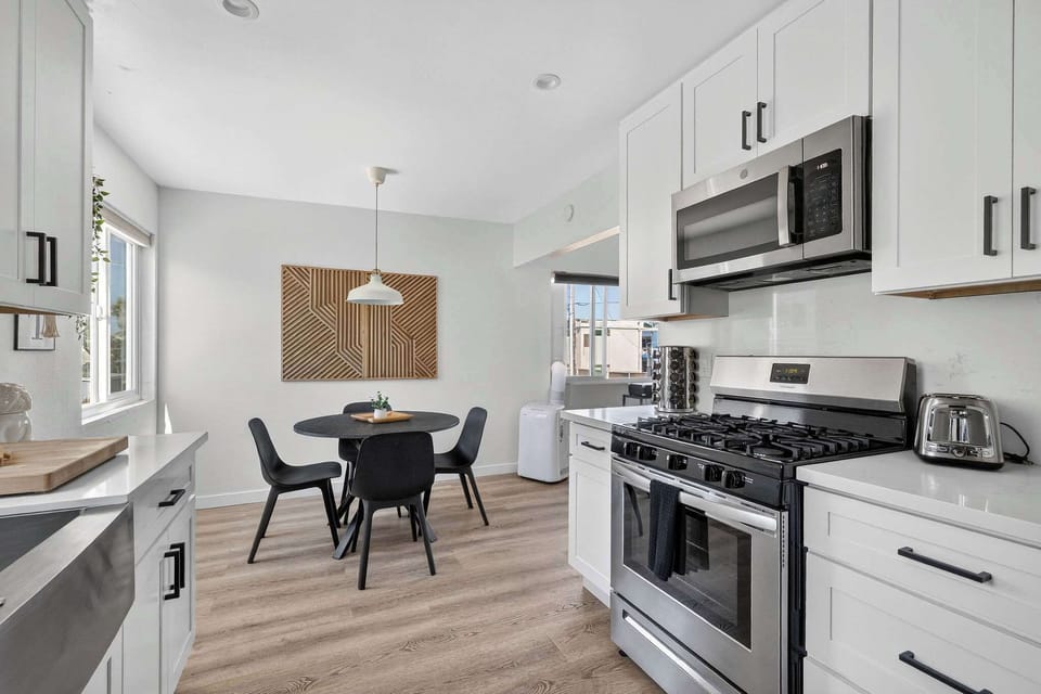 Clean, contemporary dining space for everyday comfort